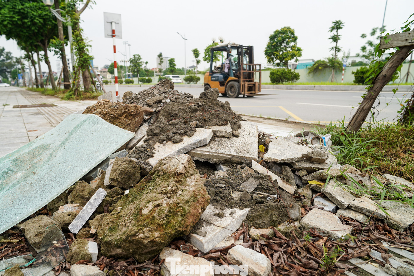 Vỉa hè dọc cũng bị chất đầy rác thải xây dựng gây mất mỹ quan đô thị. Vỉa hè dọc cũng bị chất đầy rác thải xây dựng gây mất mỹ quan đô thị.
