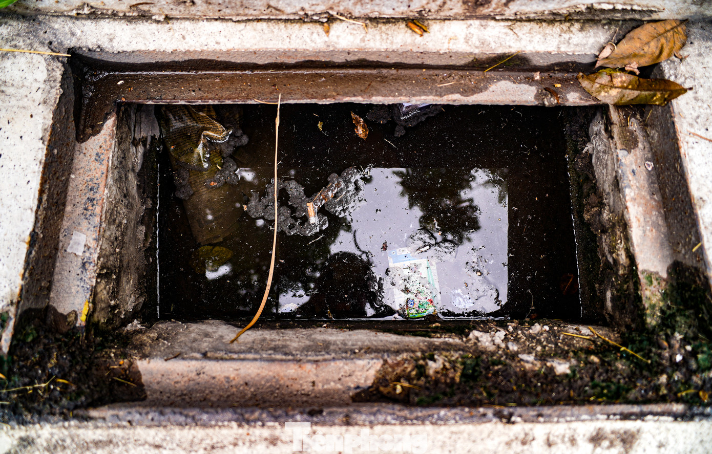 Những hố ga không nắp rộng khoảng 40 - 60cm. Những hố ga không nắp rộng khoảng 40 - 60cm.