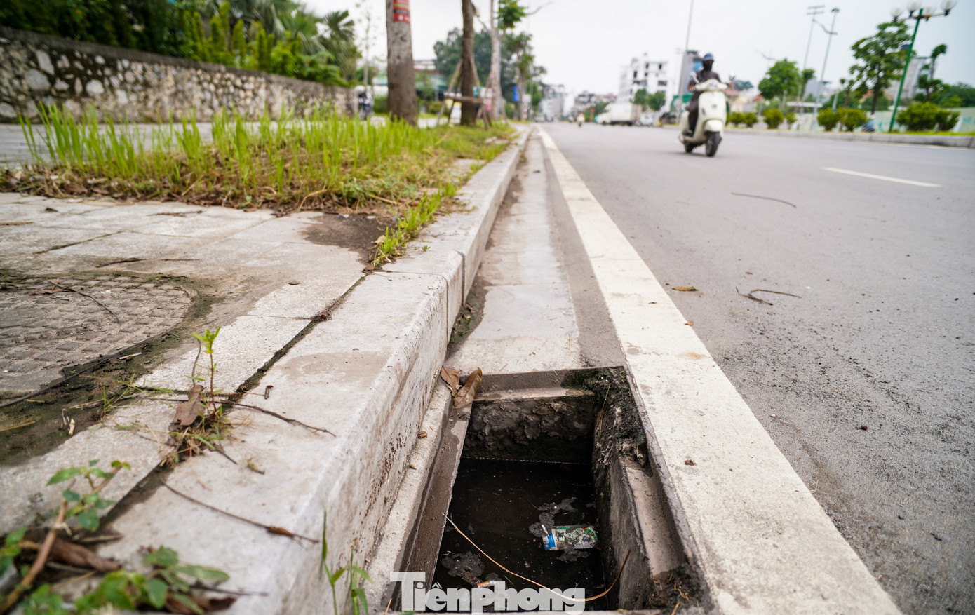 Tuy nhiên, chỉ sau thời gian ngắn, trên tuyến đường này xuất hiện tình trạng "hố ga không có nắp". Tuy nhiên, chỉ sau thời gian ngắn, trên tuyến đường này xuất hiện tình trạng "hố ga không có nắp".