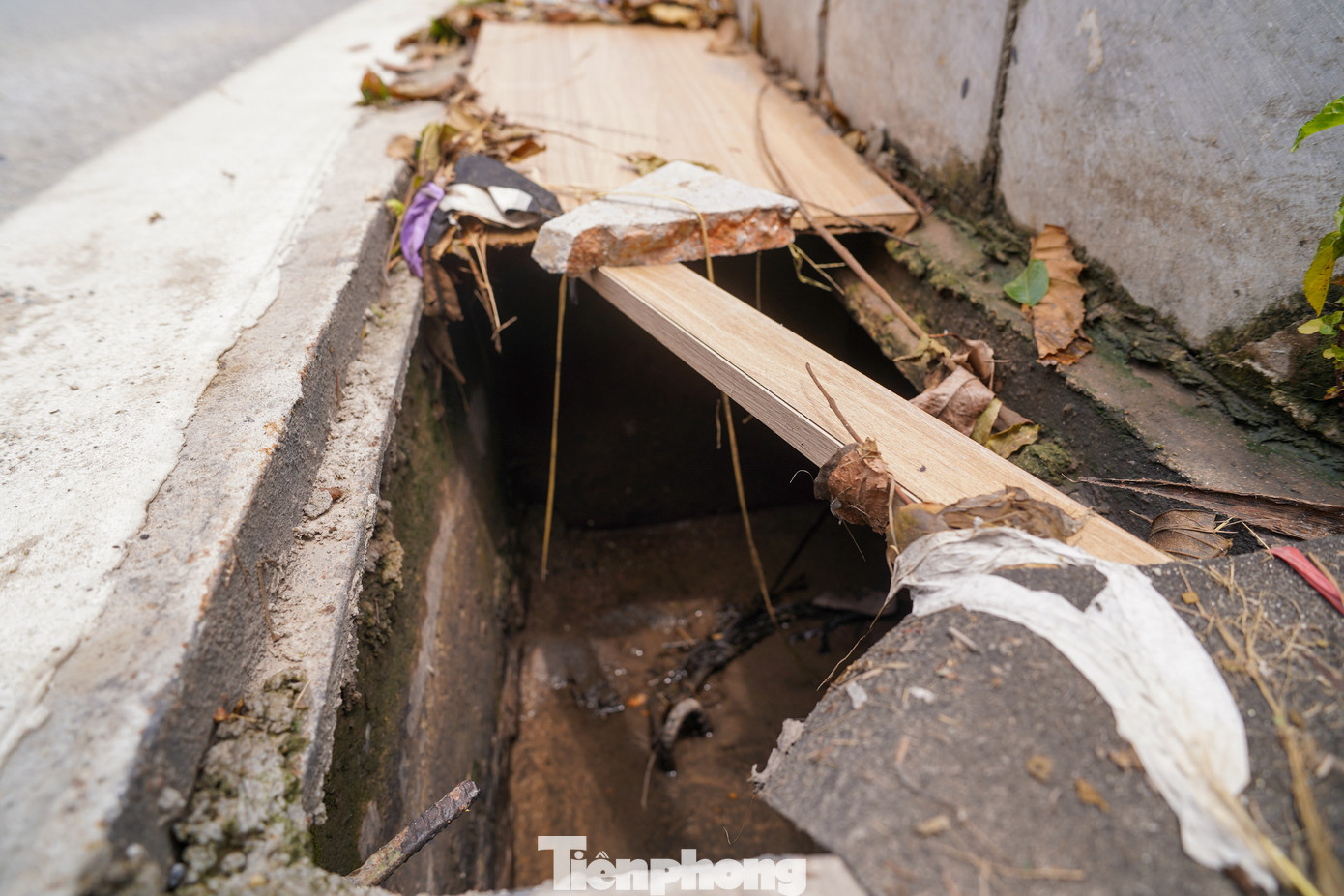 Một số hố ga bị mất nắp được khắc phục tạm thời bằng giỏ nhựa hoặc thanh gỗ. Một số hố ga bị mất nắp được khắc phục tạm thời bằng giỏ nhựa hoặc thanh gỗ.