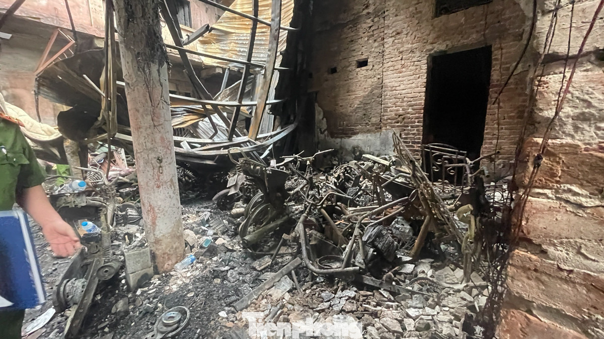 Sân nhà chứa nhiều đồ, là nơi buôn bán, sửa chữa xe.