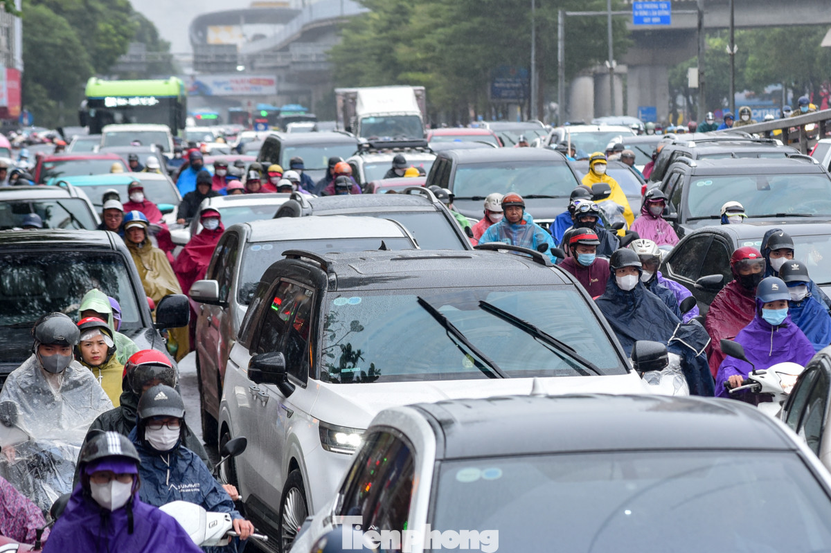 Mưa lạnh khiến các phương tiện giao thông di chuyển khá khó khăn từ sáng đến chiều.