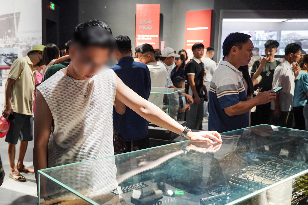 Trong đó, có những người để tay lên tủ kính, để lại dấu vân tay. Trong đó, có những người để tay lên tủ kính, để lại dấu vân tay.