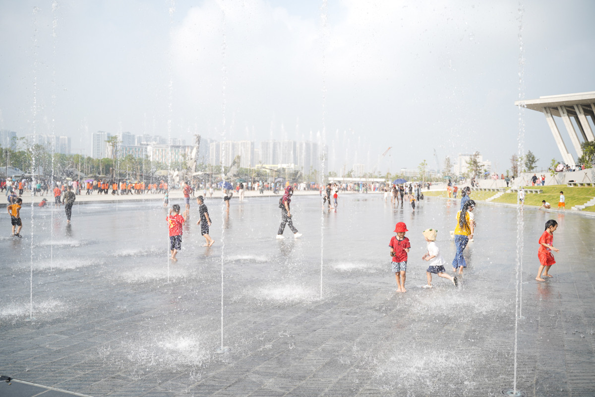 Nhiều gia đình chọn Bảo tàng Lịch sử Quân sự Việt Nam làm địa điểm đến vui chơi cuối tuần bởi nơi đây có không gian thoáng mát và hiện đại. Nhiều gia đình chọn Bảo tàng Lịch sử Quân sự Việt Nam làm địa điểm đến vui chơi cuối tuần bởi nơi đây có không gian thoáng mát và hiện đại.