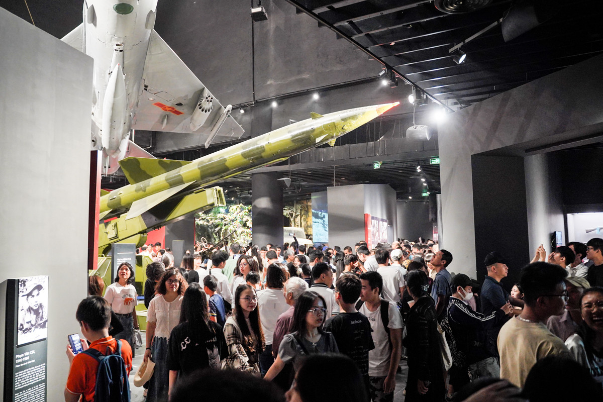 Dịp này nhiều trường học trong và ngoài khối quân sự tổ chức cho các học sinh, sinh viên, chiến sĩ đi tham quan. Dịp này nhiều trường học trong và ngoài khối quân sự tổ chức cho các học sinh, sinh viên, chiến sĩ đi tham quan.