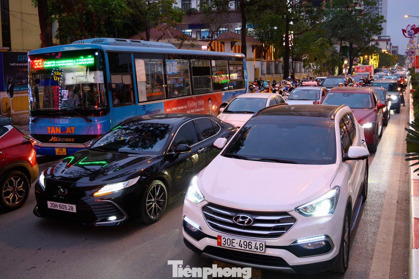 Không chỉ xảy ra vào giờ cao điểm buổi sáng, tình trạng ùn tắc giao thông trên tuyến đường Chu Văn An hướng sang Vạn Phúc (đường 70) còn diễn ra vào giờ tan tầm.