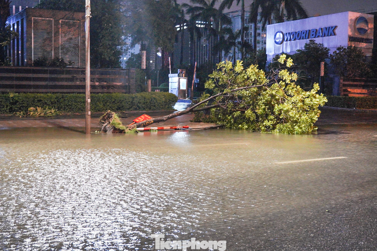 Vào 21 giờ tối ngày 7/9, tâm bão số 3 đã đi qua thủ đô Hà Nội với sức gió mạnh nhất vùng gần tâm bão cấp 9-10, giật cấp 12. Cơn mưa lớn kéo dài hơn 1 giờ đồng hồ với cường độ cao đã dần ngớt vào tối qua, để lại nhiều hậu quả nặng nề cho thành phố.