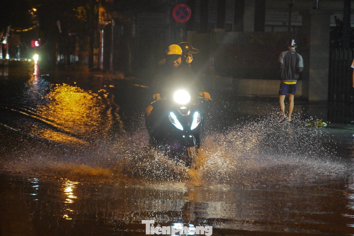 Một số người dân cho biết, nước đã giảm so với lúc mưa đỉnh điểm (khung giờ 20h - 22h ngày 7/9). Tuy nhiên, việc ngập úng vẫn gây cho người dân rất nhiều khó khăn trong việc di chuyển.