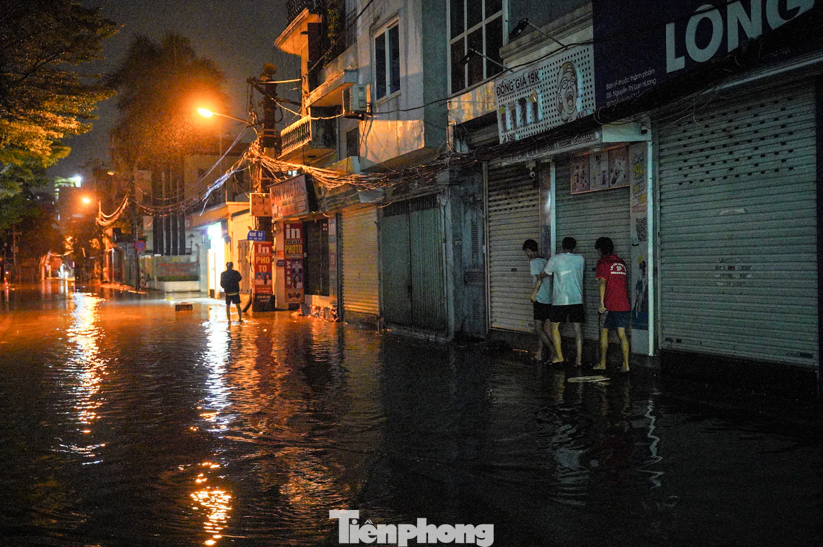 Dù cơn mưa đã ngừng rơi vào rạng sáng 8/9, nhưng theo ghi nhận của PV Tiền Phong, đường Triều Khúc vẫn ngập sâu, nước lênh láng khắp nơi.
