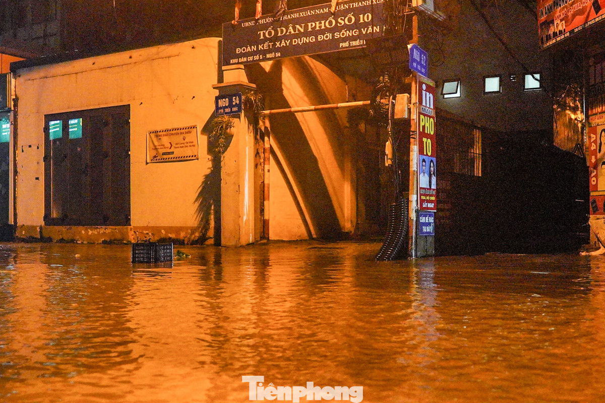 Một số người dân cho biết, nước đã giảm so với lúc mưa đỉnh điểm (khung giờ 20h - 22h ngày 7/9). Tuy nhiên, việc ngập úng vẫn gây cho người dân rất nhiều khó khăn trong việc di chuyển.