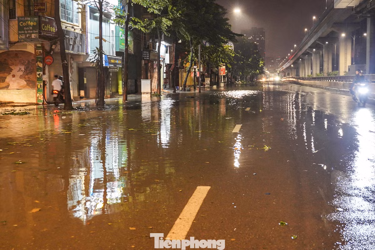 Nước lênh láng trên đường Nguyễn Trãi.