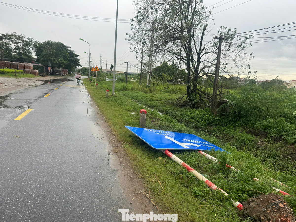Nhiều đèn tín hiệu và biển báo tại khu vực này cũng bị gãy đổ.