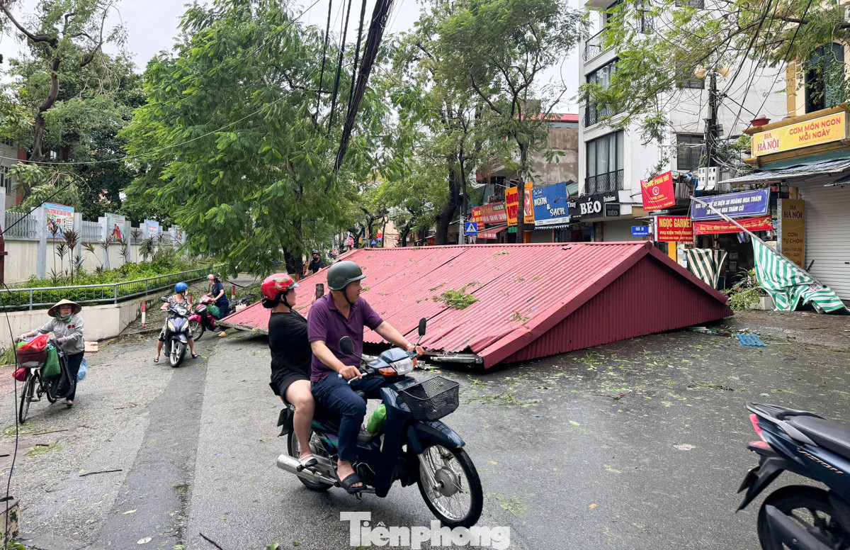 Trên đường Hoàng Hoa Thám, một mái nhà đã bị gió bão cuốn phăng xuống đường. Người dân tại đây cho biết, họ chưa từng trải qua cơn gió mạnh như vậy, sức tàn phá của bão số 3 quá khủng khiếp.
