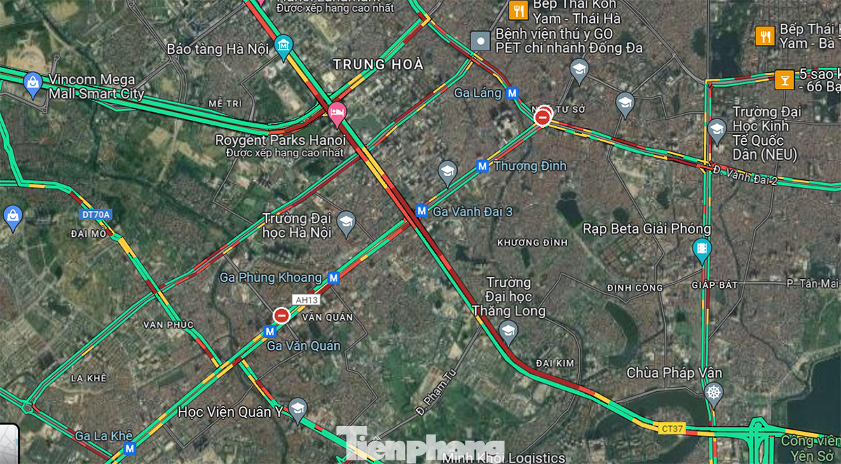 Bản đồ vệ tinh lúc 8 giờ 30 ngày 23/7 cho thấy, mọi ngả đường Thủ đô đều ùn tắc nghiêm trọng (Ảnh: Google Map)