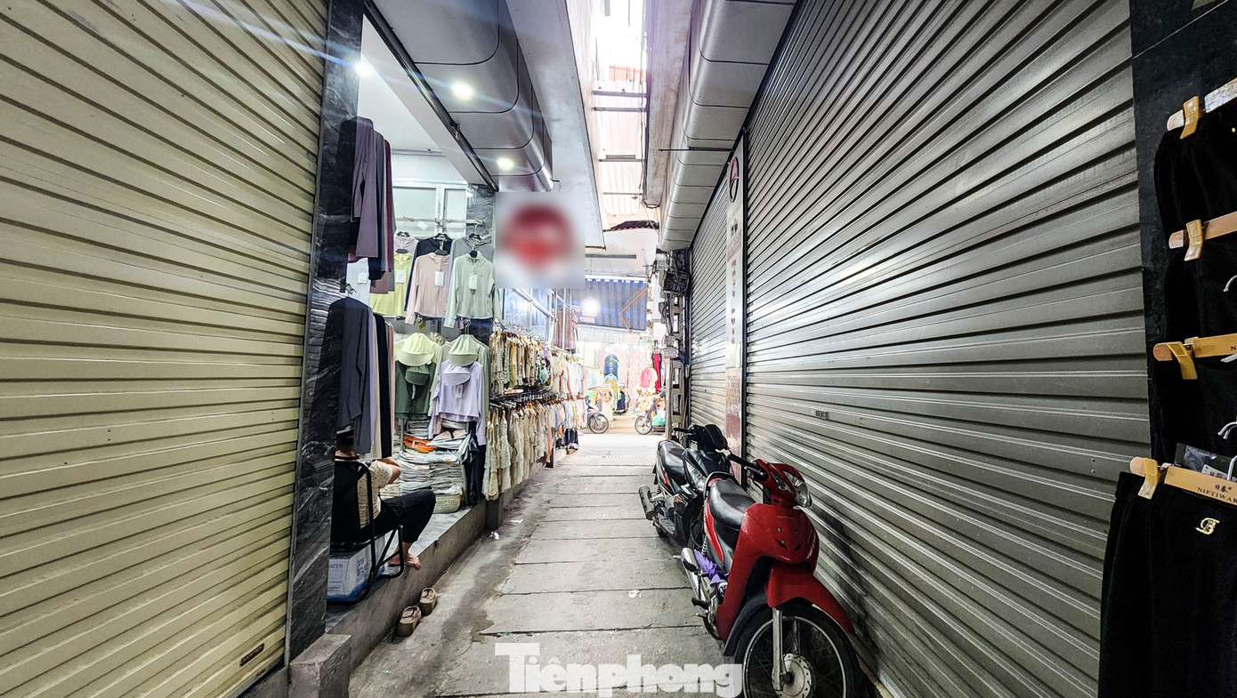 Một tiểu thương tại chợ Ninh Hiệp chia sẻ, việc nhiều cửa hàng đồng loạt ngừng kinh doanh trùng với thời điểm lực lượng thuế và quản lý thị trường đang tiến hành kiểm tra. Một tiểu thương tại chợ Ninh Hiệp chia sẻ, việc nhiều cửa hàng đồng loạt ngừng kinh doanh trùng với thời điểm lực lượng thuế và quản lý thị trường đang tiến hành kiểm tra.