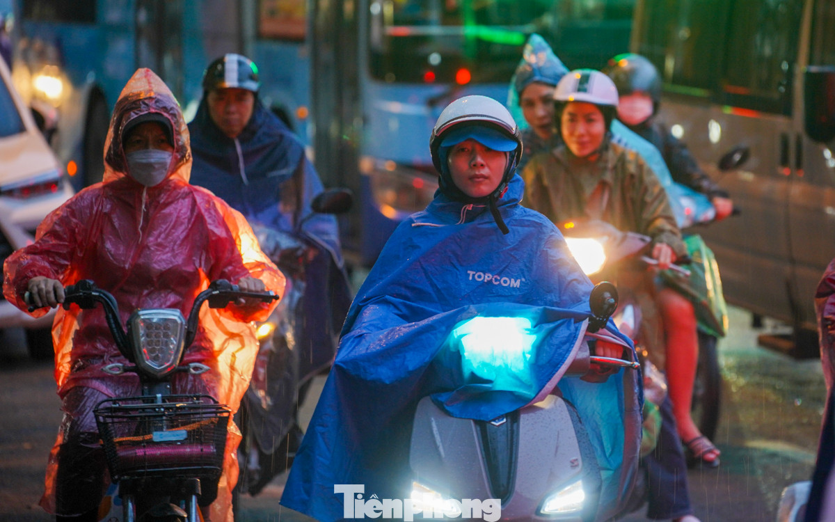 Thời điểm 17h30, tại đường Trần Quang Khải dòng phương tiện xếp hàng dài hướng về cầu Chương Dương, người dân di chuyển vô cùng khó khăn.