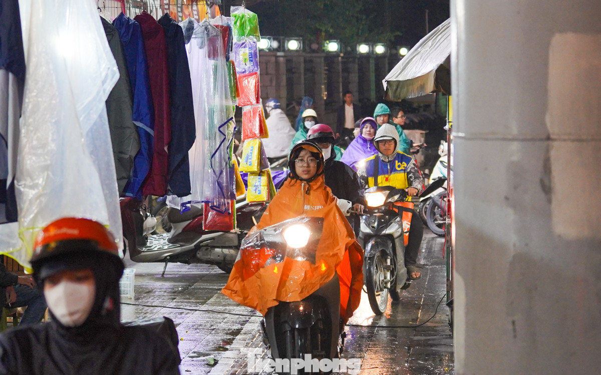 Nhiều xe máy tranh đường với người đi bộ để vượt điểm ùn tắc.