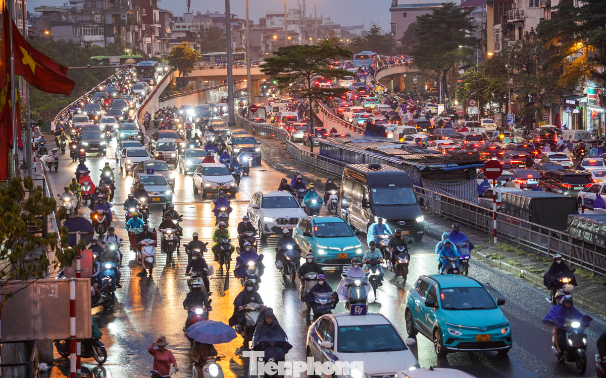 Chiều tối 5/11, không khí lạnh tiếp tục tác động miền Bắc nên tại Hà Nội, trời chuyển mưa khiến nhiều tuyến đường bị ùn tắc kéo dài.
