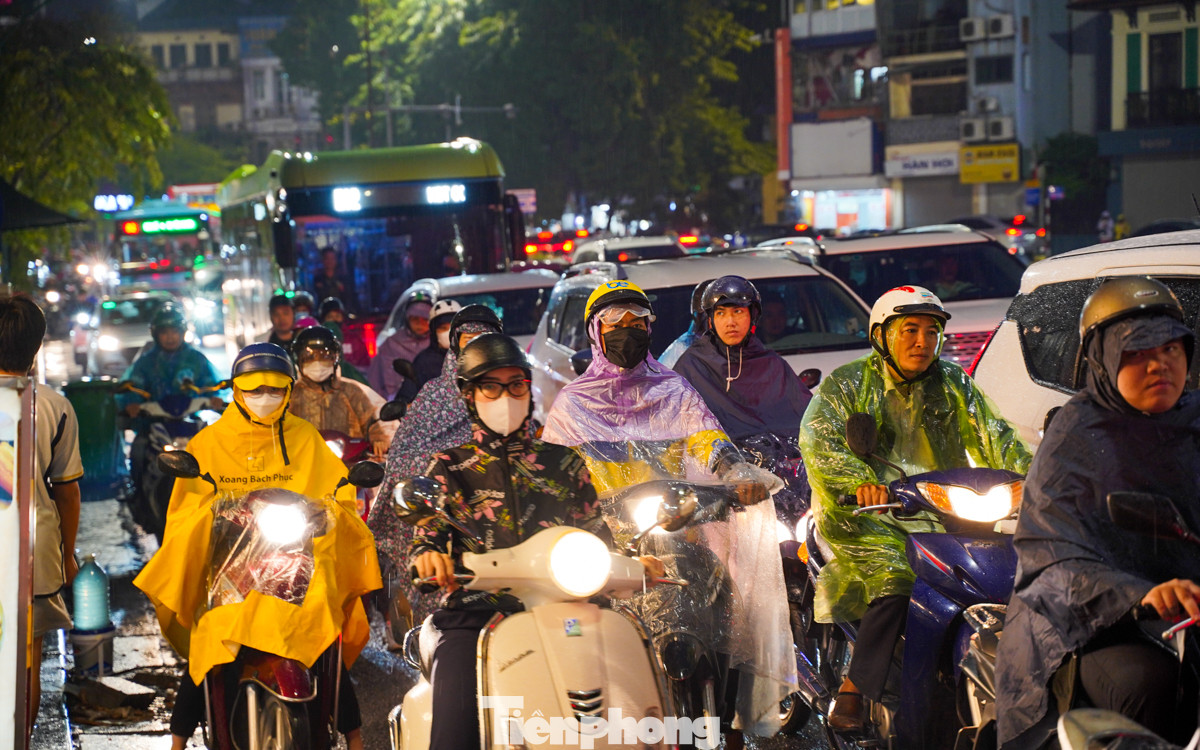 Tại đường Điện Biên Phủ gần 18h, các phương tiện giao thông chen chúc, nhích chậm chạp từng chút.