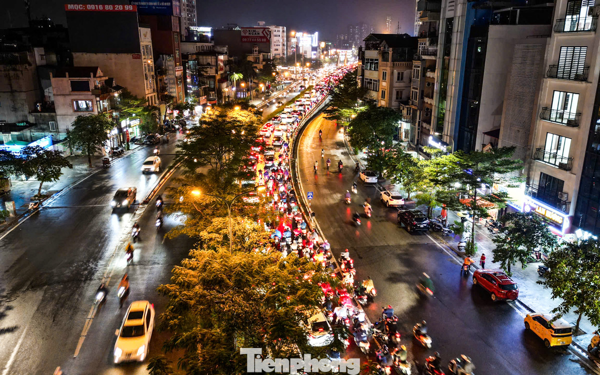 Đến hơn 19h, nhiều người vẫn mắc kẹt trong cảnh ùn tắc, chưa thể về nhà. (Hình ảnh ghi nhận tại cầu vượt Ngã Tư Sở).