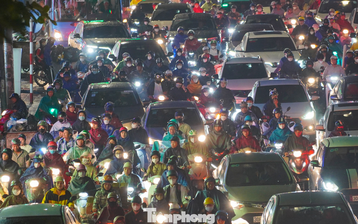 "Tôi đi từ Ô Chợ Dừa về Nguyễn Trãi mà gần 40 phút rồi vẫn chưa đến. Hôm nay quá tắc", anh Chiến (quận Thanh Xuân) nói.