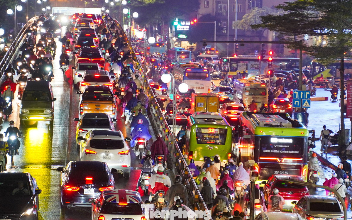Tại cầu vượt Tây Sơn thời điểm lúc 18h40.
