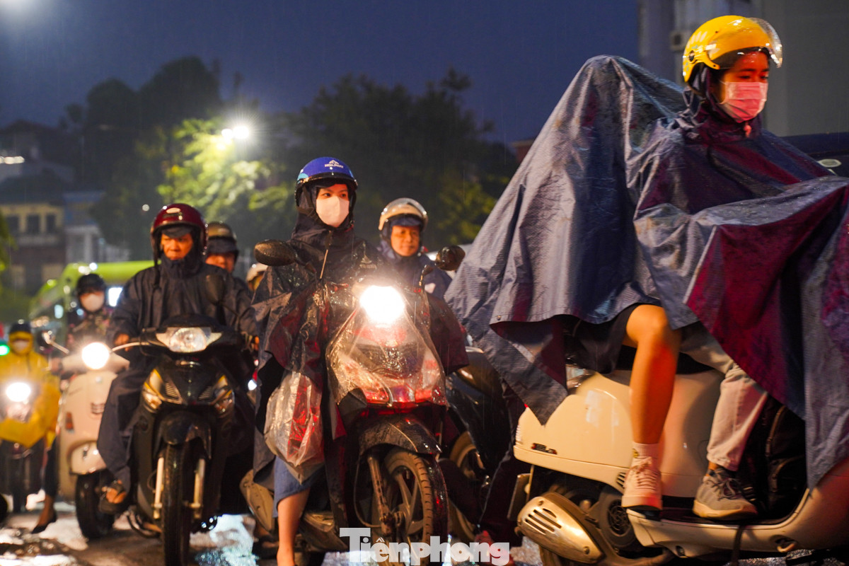 "Hôm nay mưa, lạnh và tắc khiến tôi di chuyển rất mệt mỏi", chị Lô Thị Bích Lệ (quận Thanh Xuân) chia sẻ.