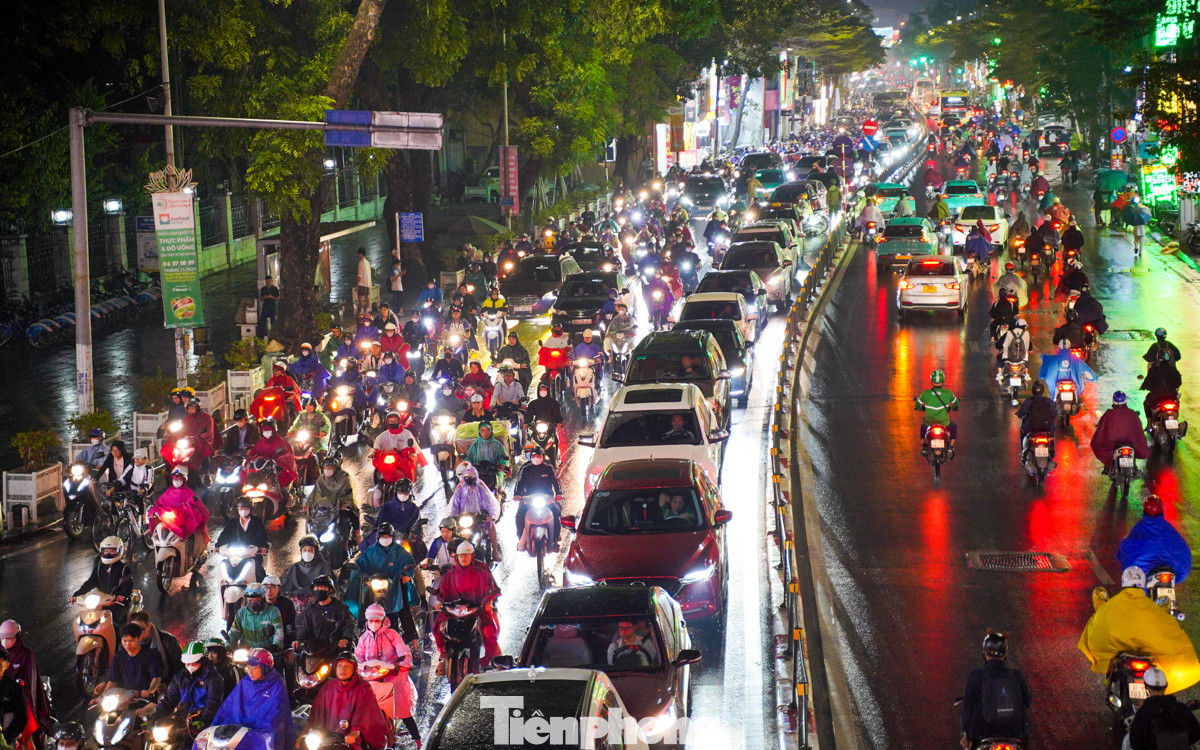 Đến gần 18h30, trên đường Tây Sơn vẫn tắc dài, dòng phương tiện nối đuôi nhau.