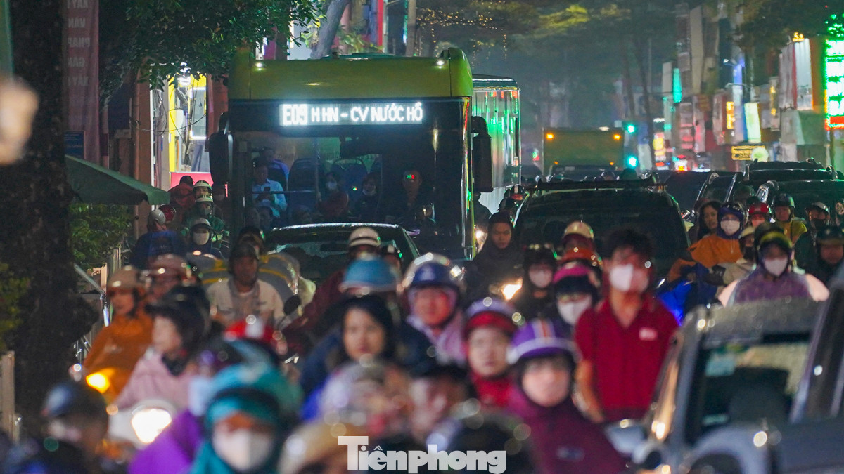 Các phương tiện công cộng như xe buýt cũng bất lực, gần như không thể di chuyển trong cảnh tắc đường giờ cao điểm chiều tối nay.