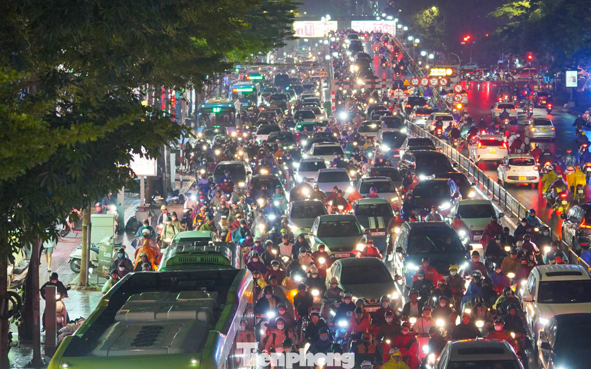 Theo ghi nhận, nhiệt độ ngoài trời tại Hà Nội vào khoảng 18-19h dao động từ 21-23 độ C. Thời tiết se lạnh kèm theo mưa nhỏ, tắc đường vào giờ cao điểm khiến người dân di chuyển về nhà rất khó khăn.