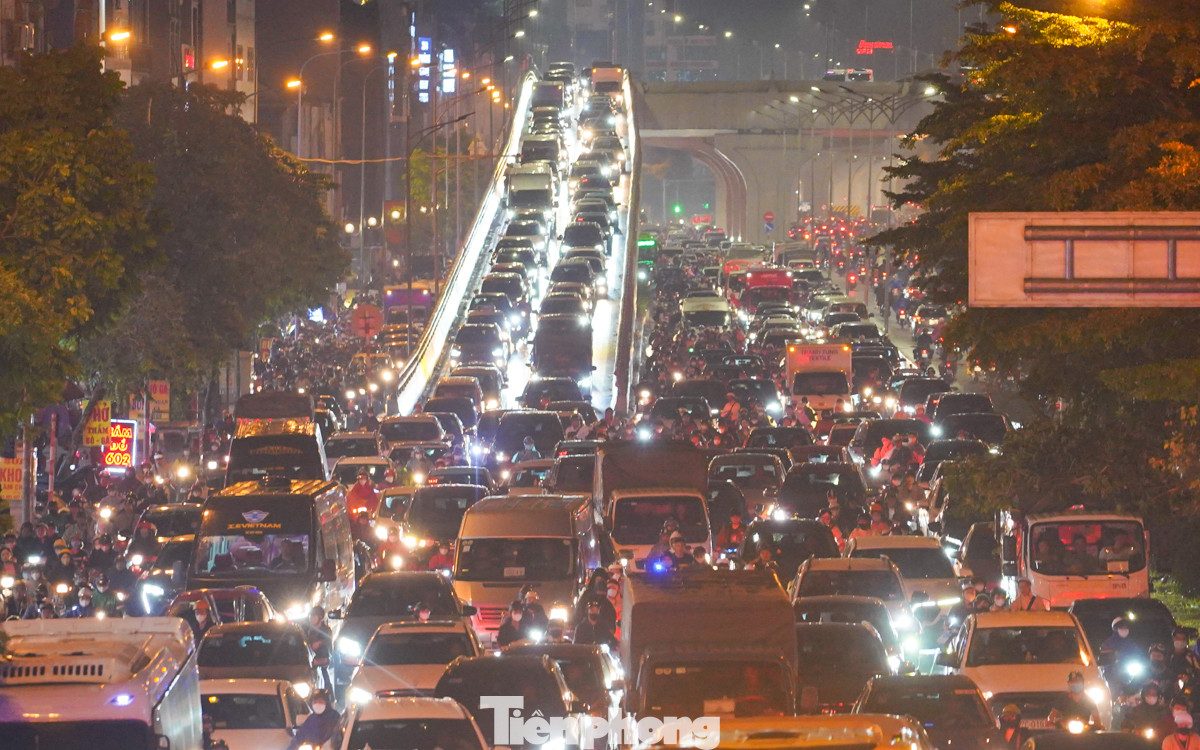 Đường Trường Chinh - lối xuống Vành đai 2 ùn dài lúc 19h.