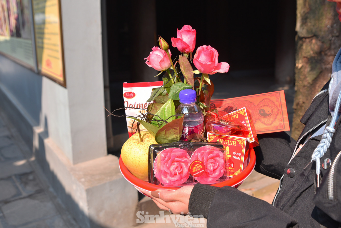 Lễ vật tại chùa Hà rất đơn giản, bao gồm: Hương, tiền vàng, hoa quả, bánh kẹo... và không thể thiếu hoa hồng. Được biết, mỗi phần lễ sẽ có từng mức giá khác nhau, từ 50.000 - 100.000 đồng.