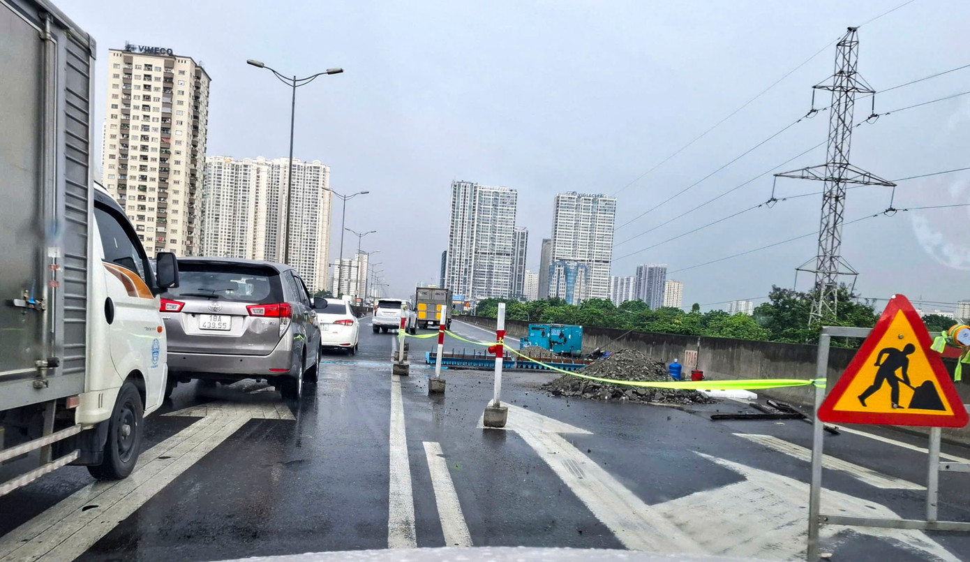 Trao đổi với PV Tiền Phong chiều 22/5, Trung tá Phạm Văn Chiến - Đội trưởng Đội Cảnh sát giao thông đường bộ số 6 cho biết, nguyên nhân chính dẫn đến tình trạng ùn tắc kéo dài trên Đại lộ Thăng Long là do việc thi công sửa chữa khe co giãn tại đường Vành đai 3 trên cao.