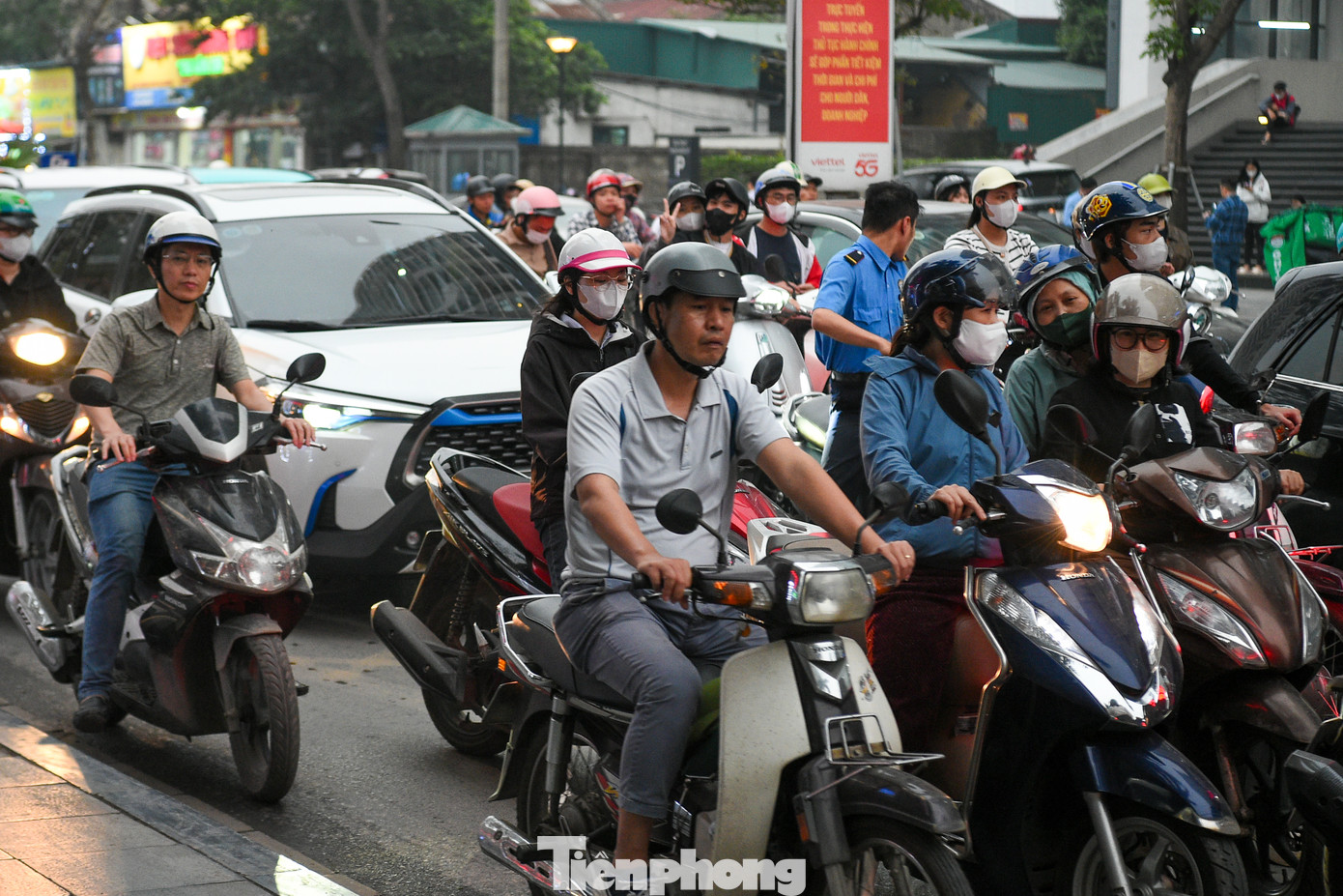 Sở Xây dựng Hà Nội cho biết, trong thời gian tới, Sở sẽ tiếp tục phối hợp với Công an TP để xử lý tổ chức giao thông, bảo đảm trật tự an toàn, giảm ùn tắc và giải quyết các kiến nghị liên quan. Trọng tâm là xử lý các điểm ùn tắc giao thông trong năm 2025, đặc biệt tại các khu vực có mật độ phương tiện cao vào giờ cao điểm.
