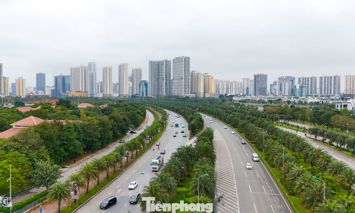 Những hàng cây xanh, nhiều tầng như một cánh rừng nối dài ở đại lộ Thăng Long, cửa ngõ phía Tây Hà Nội cũng tạo nên một không gian mát mẻ cho các phương tiện di chuyển qua đây.