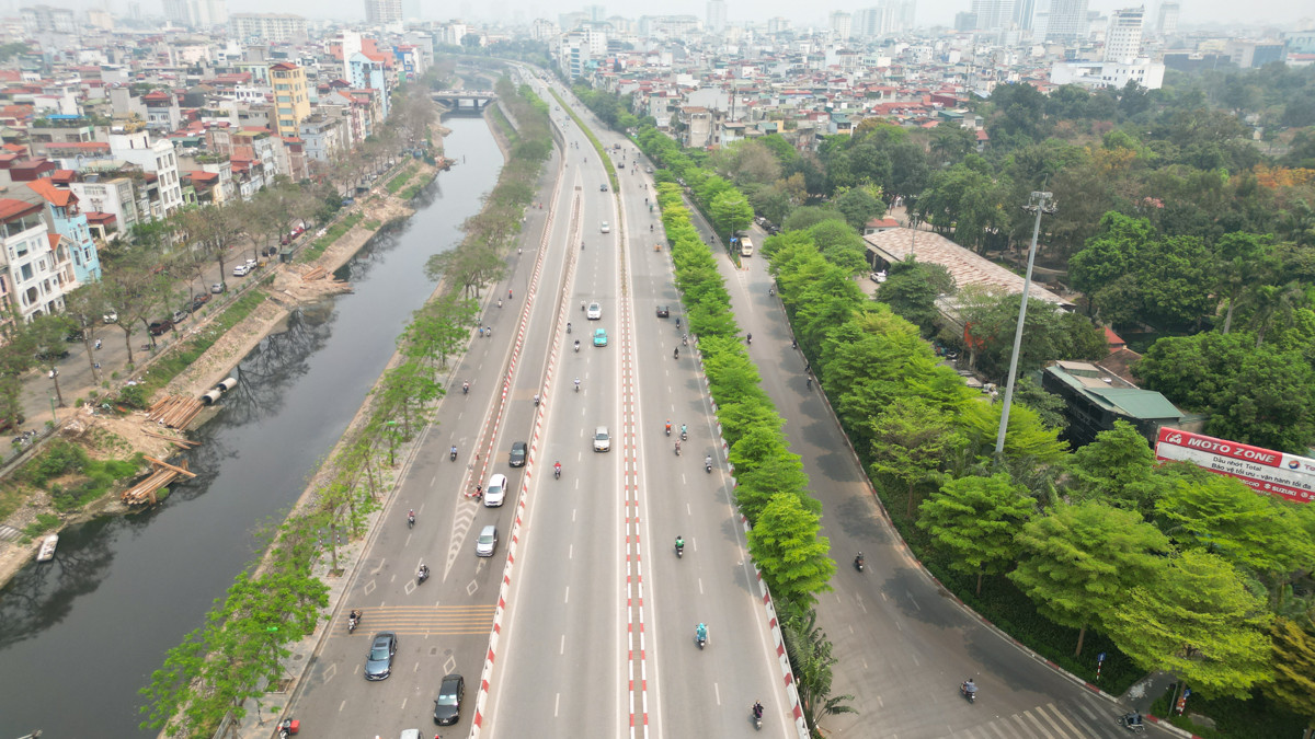Hà Nội bước vào đợt nắng nóng gay gắt đỉnh điểm, nhiệt độ ngoài trời lên đến gần 37 độ C.