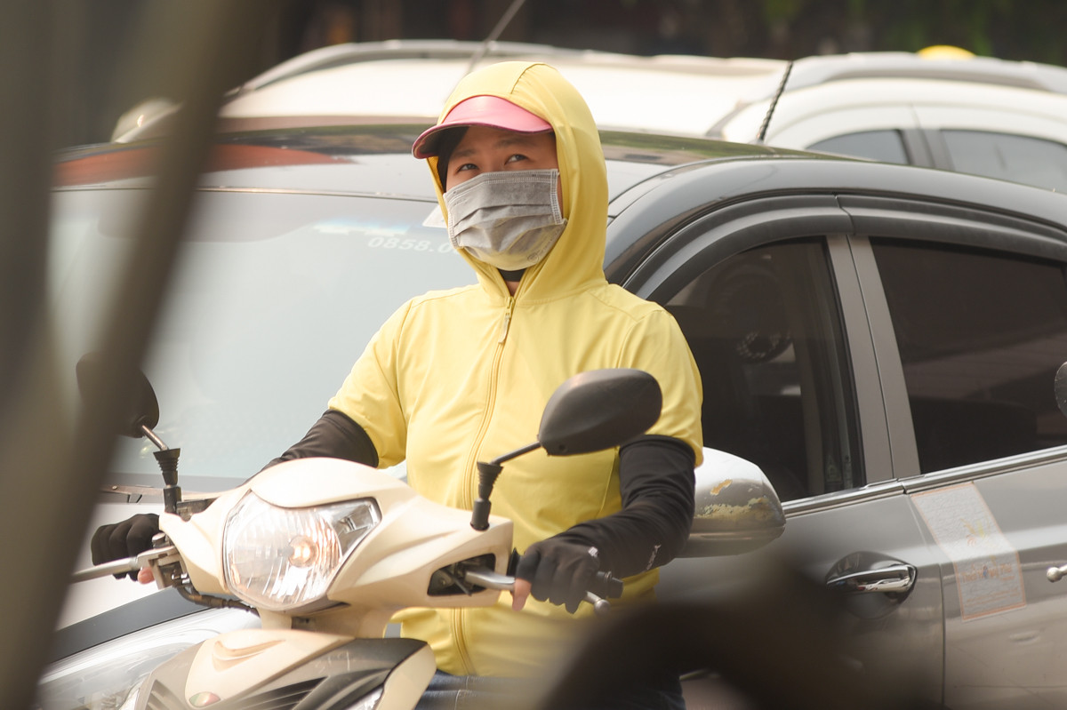 Thời tiết nắng nóng, những chiếc áo chống nắng trở thành vật bất ly thân với nhiều người, đặc biệt chị em phụ nữ.