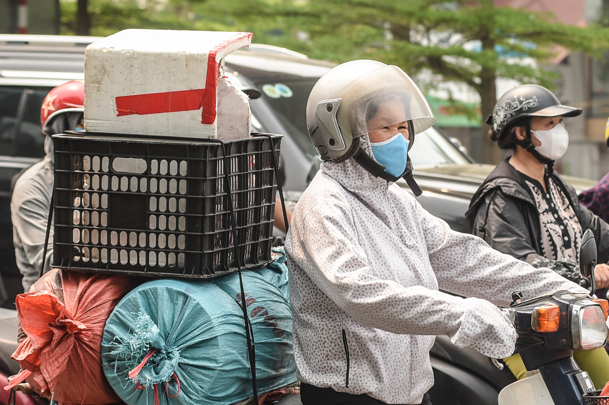 "Nắng nóng là 'kẻ thù' của những người làm việc ngoài trời như chúng tôi. Thời tiết này khiến chúng tôi thêm vất vả, mệt mỏi", cô Lê Thanh Nhàn chia sẻ.