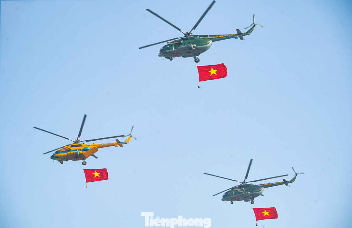 Các biên đội trực thăng bay ở độ cao thấp, bay theo đội hình 3-4-3, thể hiện kỹ năng điêu luyện và sự phối hợp nhuần nhuyễn giữa các phi công.