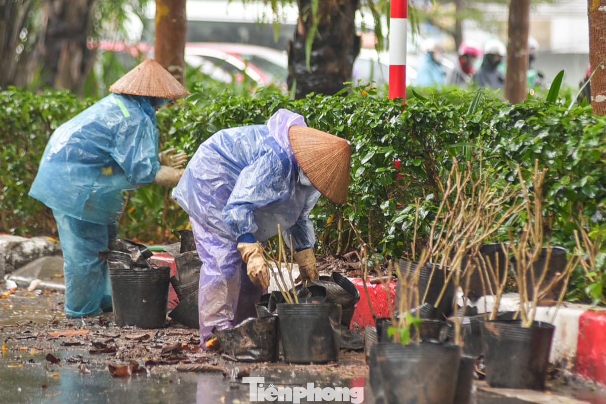 Những người lao động ngoài trời có lẽ hiểu rõ nhất về sự khắc nghiệt của thời tiết Hà Nội những ngày này.