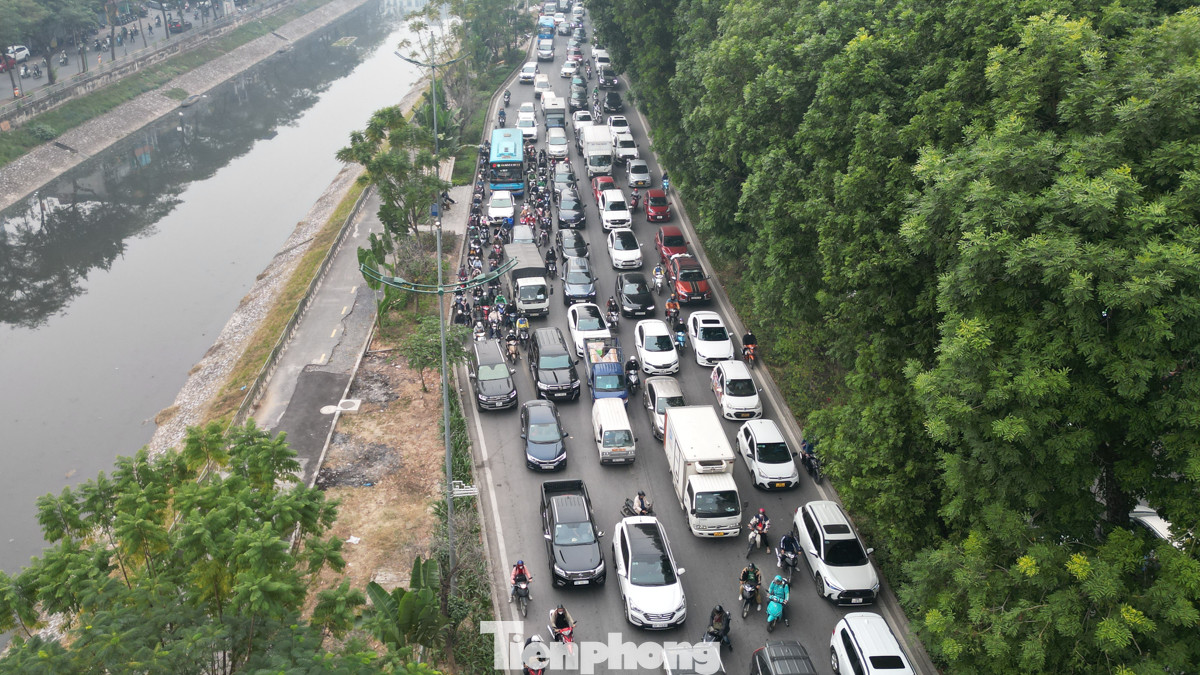 Chiều 29/12, kết thúc ngày làm việc cuối cùng của năm 2023, người người hối hả rời Thủ đô nghỉ lễ.