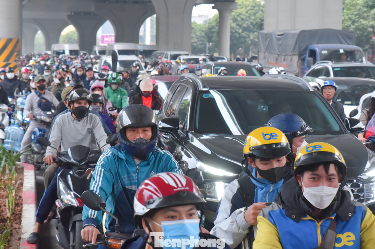 Lượng người tăng đột biến khiến nhiều tuyến đường tắc nghẽn, một số tuyến đường như đường Trường Chinh hướng ra Giải Phóng ùn ứ kéo dài.