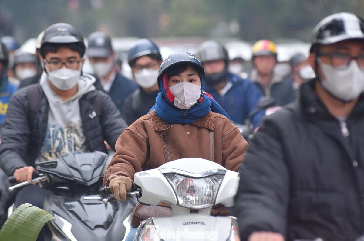 Dòng người đông nghẹt trên đường.