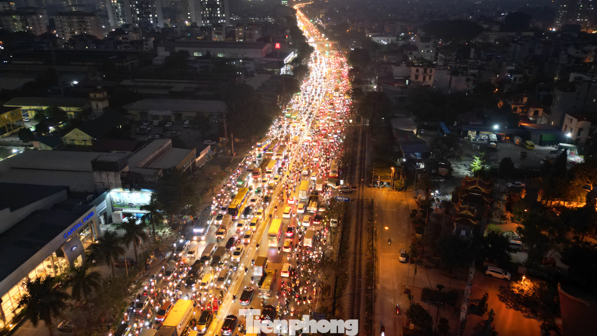 Ghi nhận thời điểm 18 giờ, tại khu vực Bến xe Nước Ngầm, các phương tiện chen nhau di chuyển, ùn ứ kéo dài.