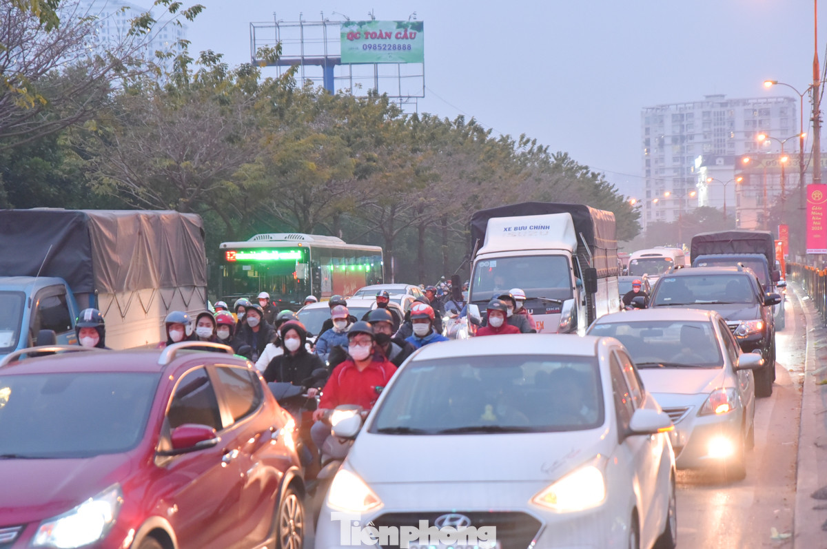 Cuối buổi chiều, lượng người đổ về các bến xe rời Hà Nội càng trở nên đông đúc.