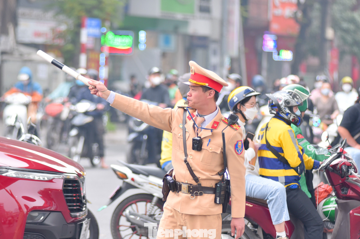 Từ rất sớm, lực lượng CSGT căng mình điều tiết dòng xe cộ tại các điểm nóng, các nút giao.