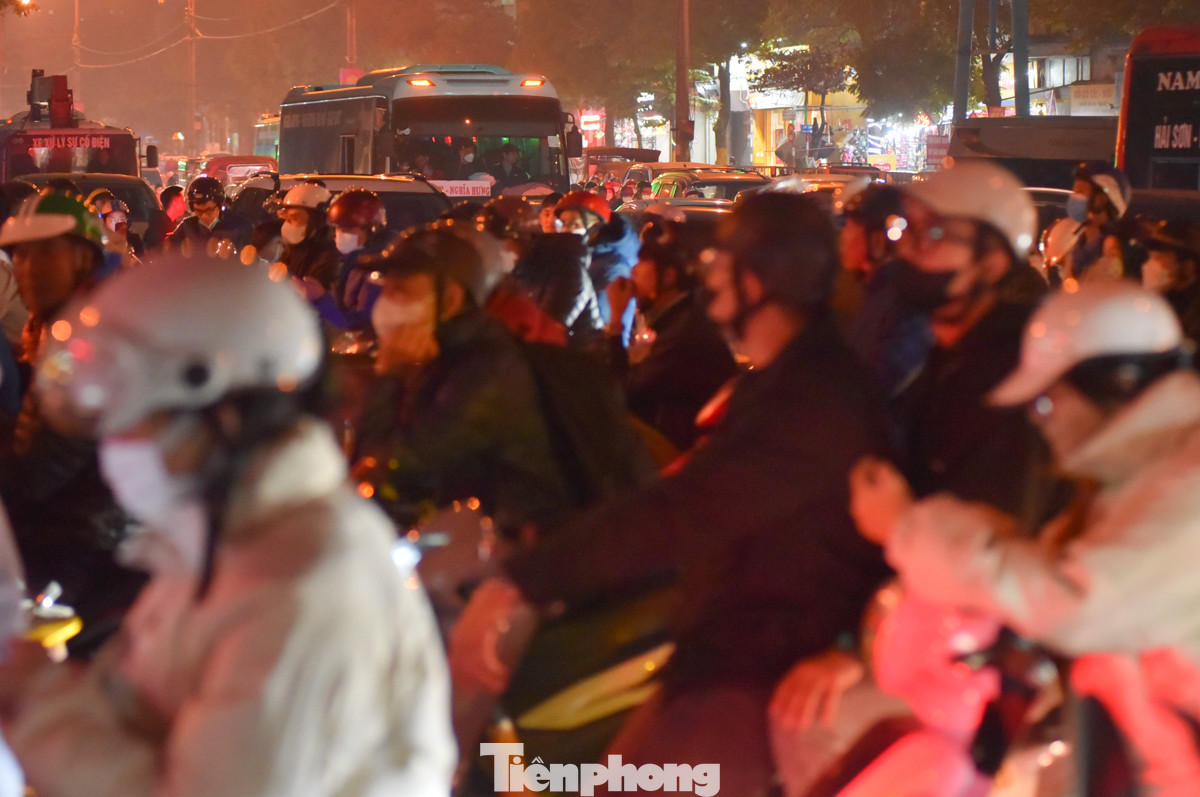 Dòng người đổ về quê khiến cho ngã tư Ngọc Hồi - Giải Phóng trở lên hỗn loạn.