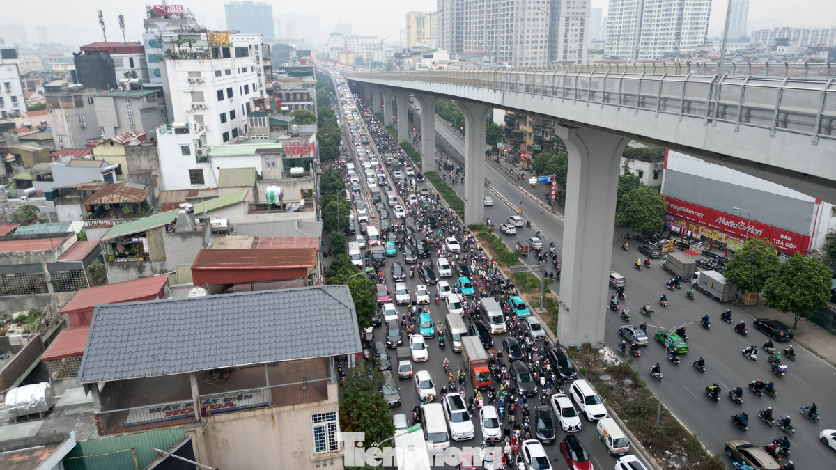 Đường Vành đai 2 luôn trong tình trạng ùn tắc trong buổi chiều hôm nay, các phương tiện di chuyển khó khăn.