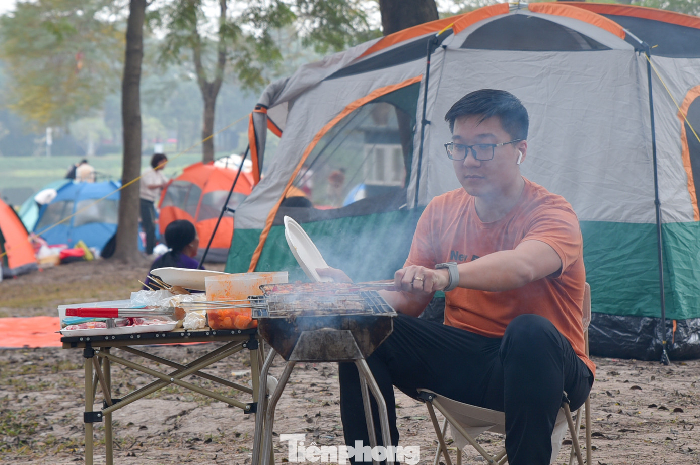 Nhiều người đã chuẩn bị thực phẩm, rau củ và đồ uống cho bữa tiệc BBQ tiễn năm cũ, đón năm mới ngay trong công viên. Nhiều người đã chuẩn bị thực phẩm, rau củ và đồ uống cho bữa tiệc BBQ tiễn năm cũ, đón năm mới ngay trong công viên.