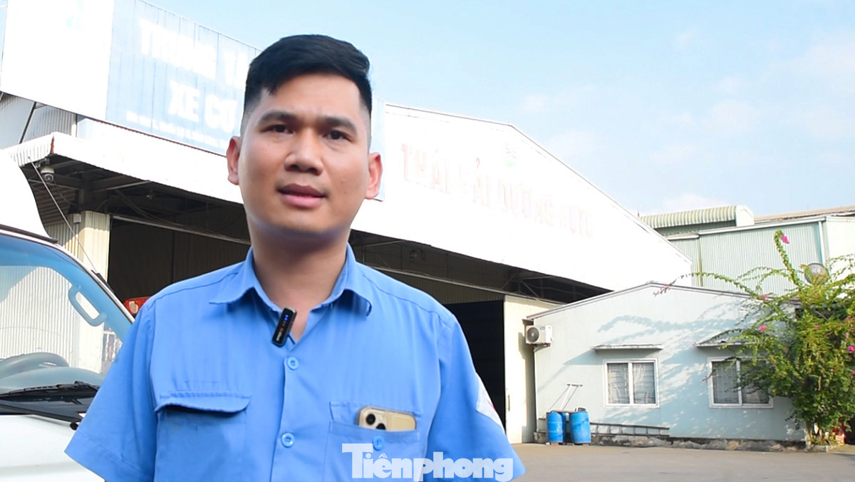 Anh Phạm Thi Hùng - Phó Giám đốc phụ trách Trung tâm đăng kiểm 29-07D cho biết: &quot;Cục đăng kiểm đã ban hành nhiều chỉ thị về lịch đặt đăng kiểm qua app, các đăng kiểm viên thì sẽ tranh thủ đến sớm hướng dẫn anh em tài xế xếp hàng, phát số làm sao để tránh ùn tắc&quot;.